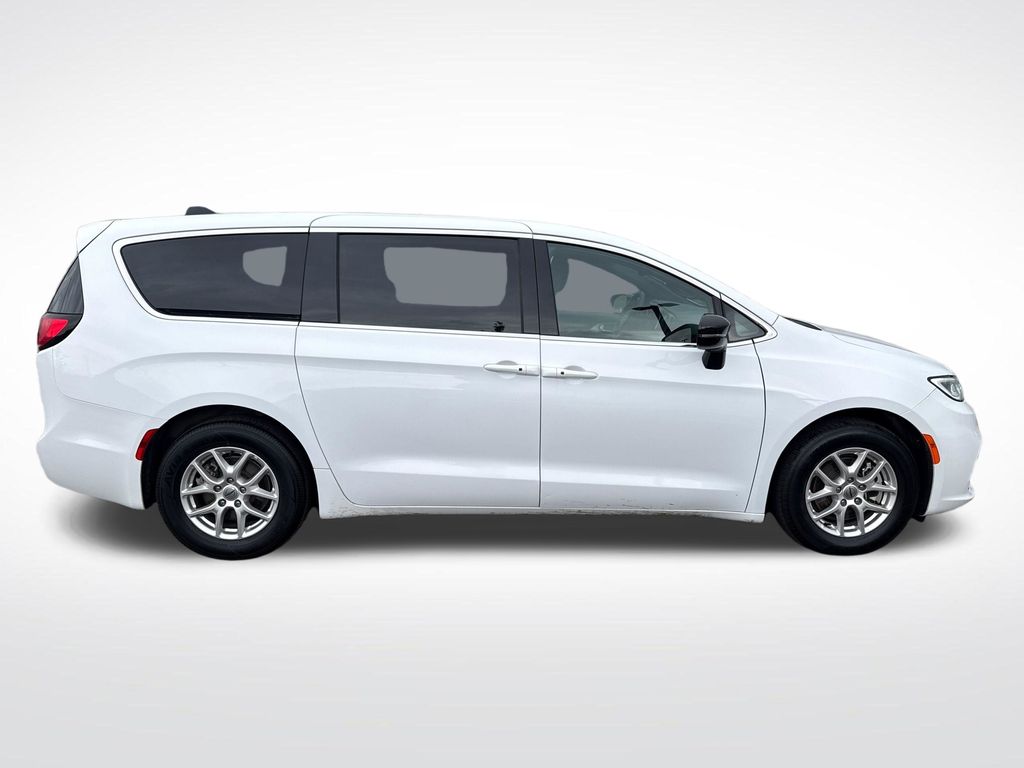 Used 2024 Chrysler Pacifica - photo 8