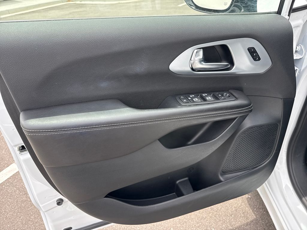 Used 2026 Chrysler Pacifica - photo 14