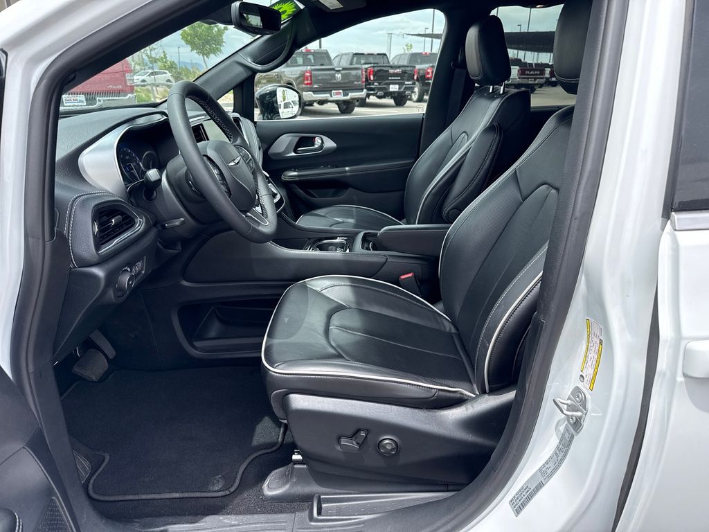 Used 2026 Chrysler Pacifica - photo 28