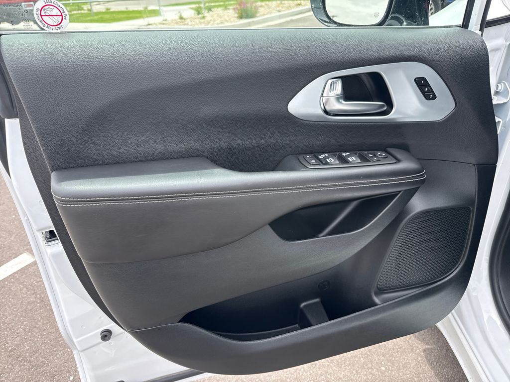 Used 2026 Chrysler Pacifica - photo 14
