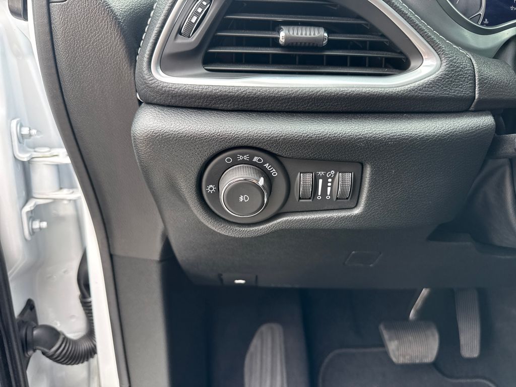 Used 2026 Chrysler Pacifica - photo 15