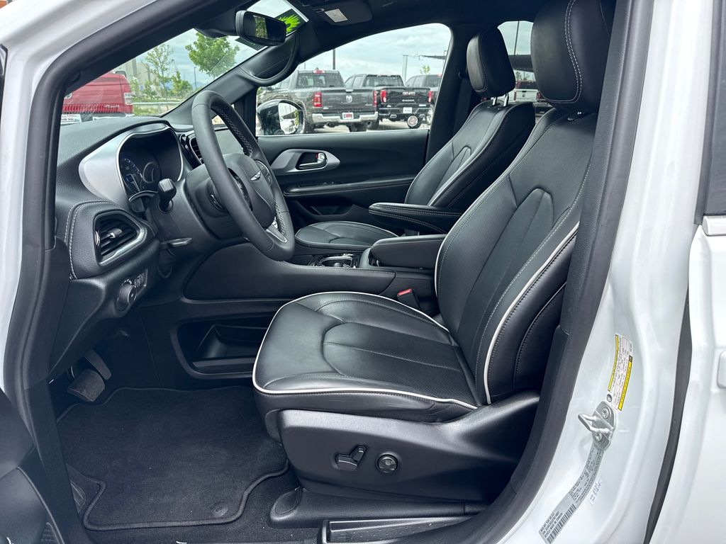 Used 2026 Chrysler Pacifica - photo 28
