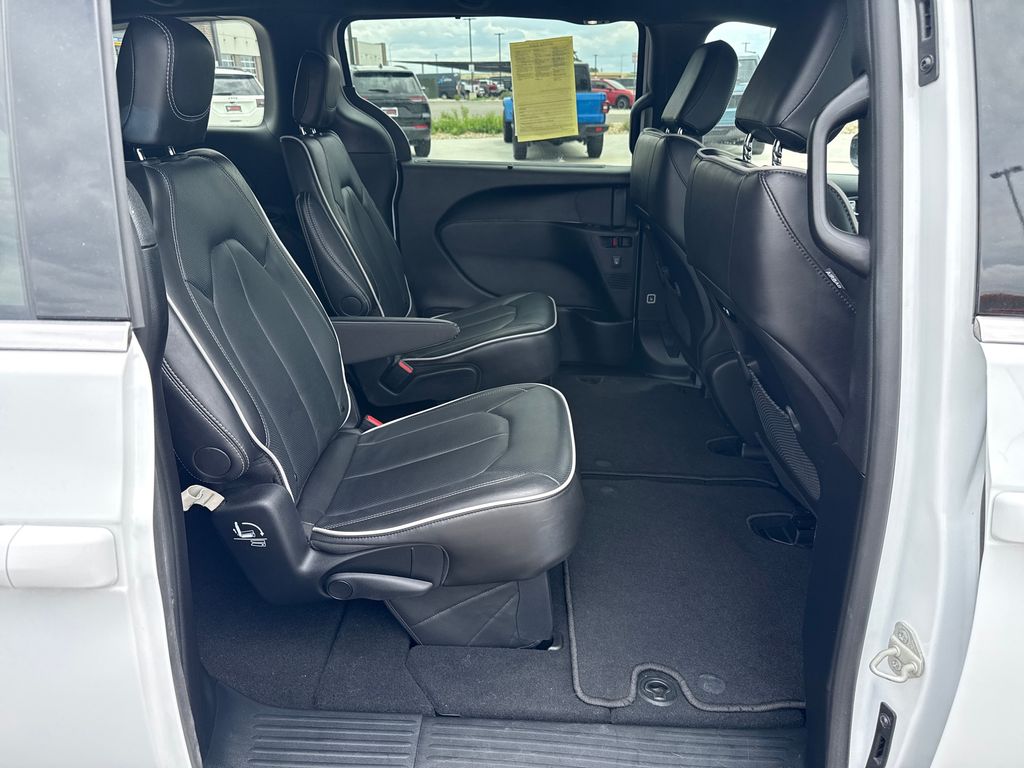 Used 2026 Chrysler Pacifica - photo 32
