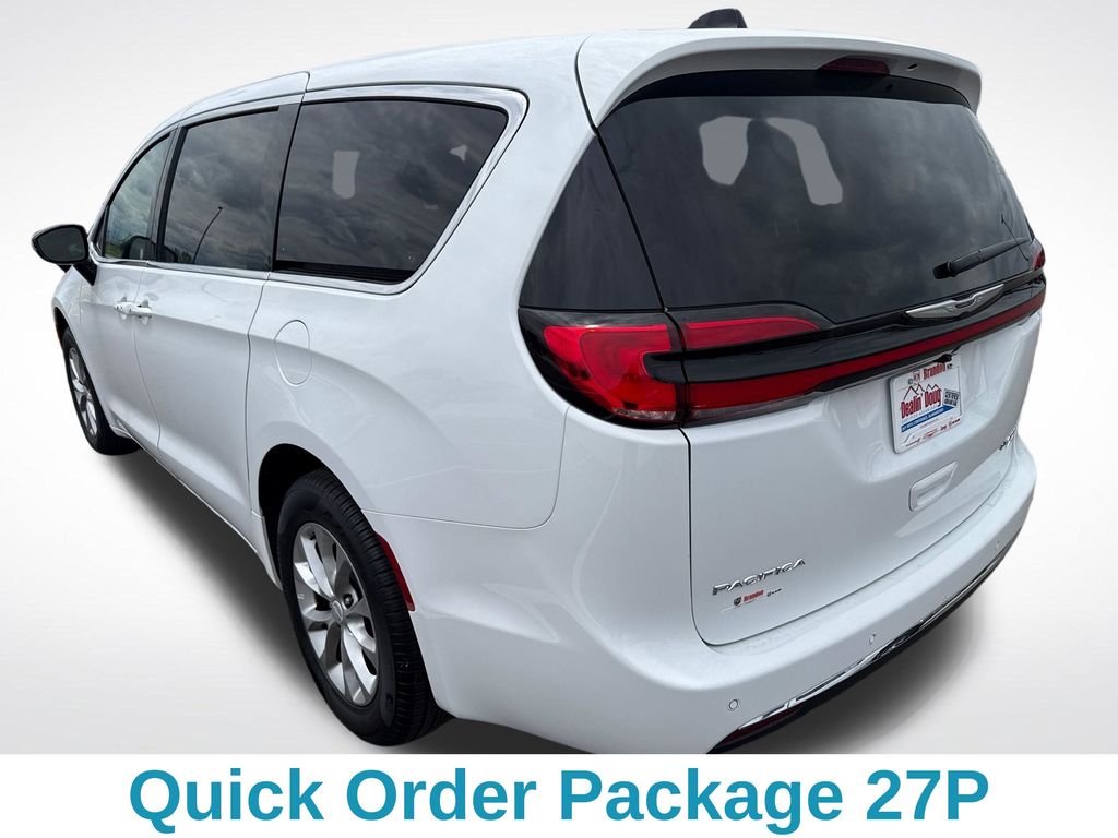 Used 2026 Chrysler Pacifica - photo 6