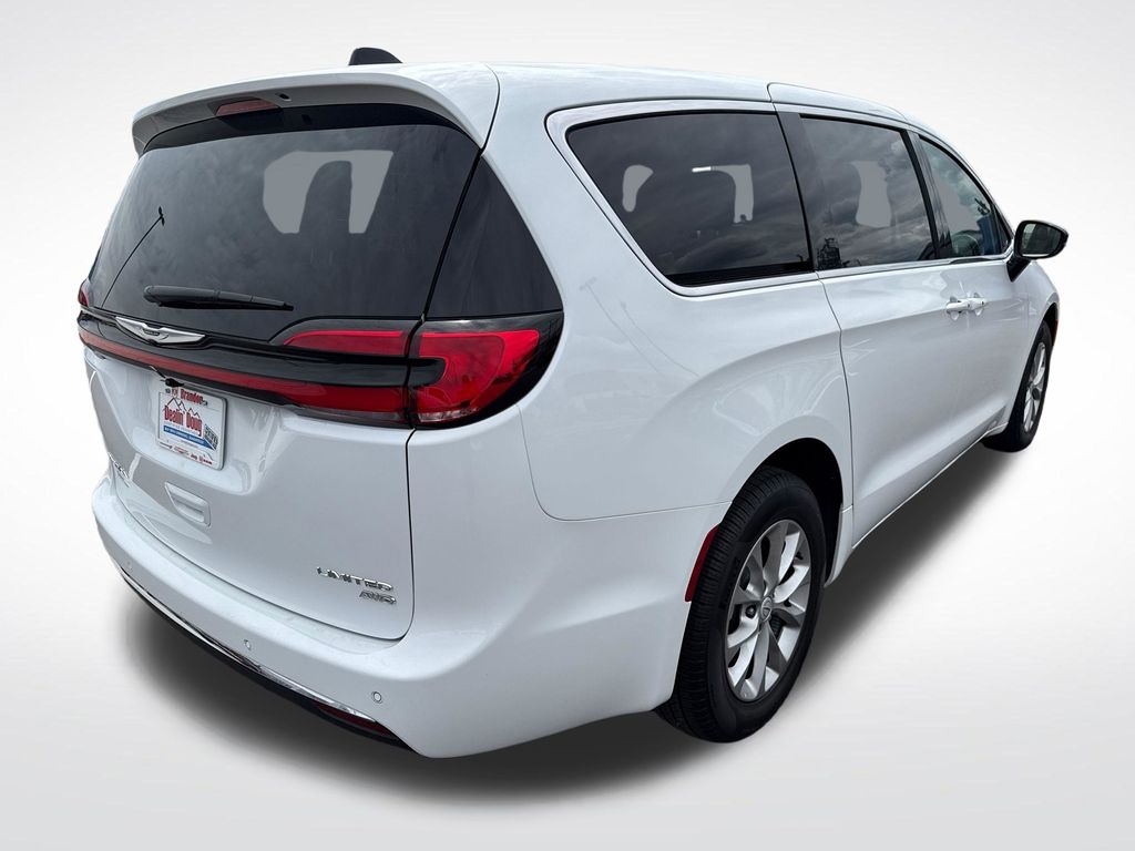 Used 2026 Chrysler Pacifica - photo 8