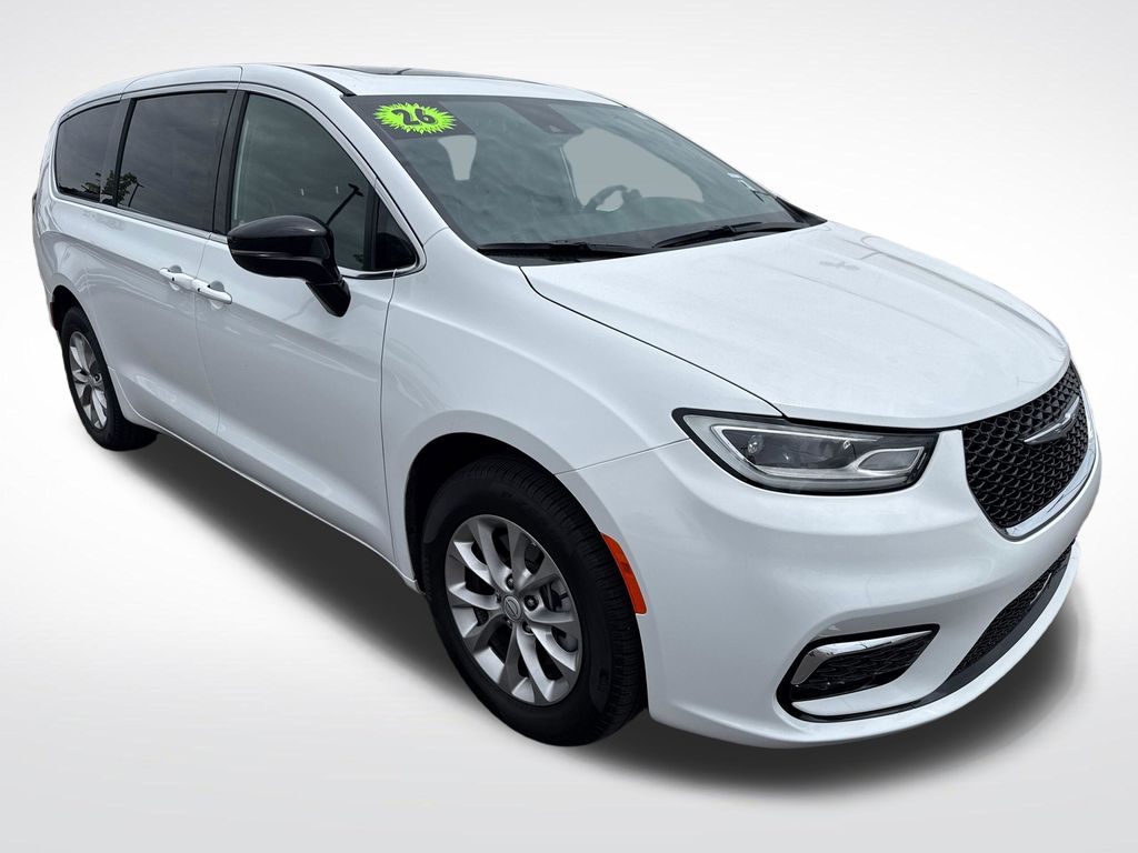 Used 2026 Chrysler Pacifica - photo 10