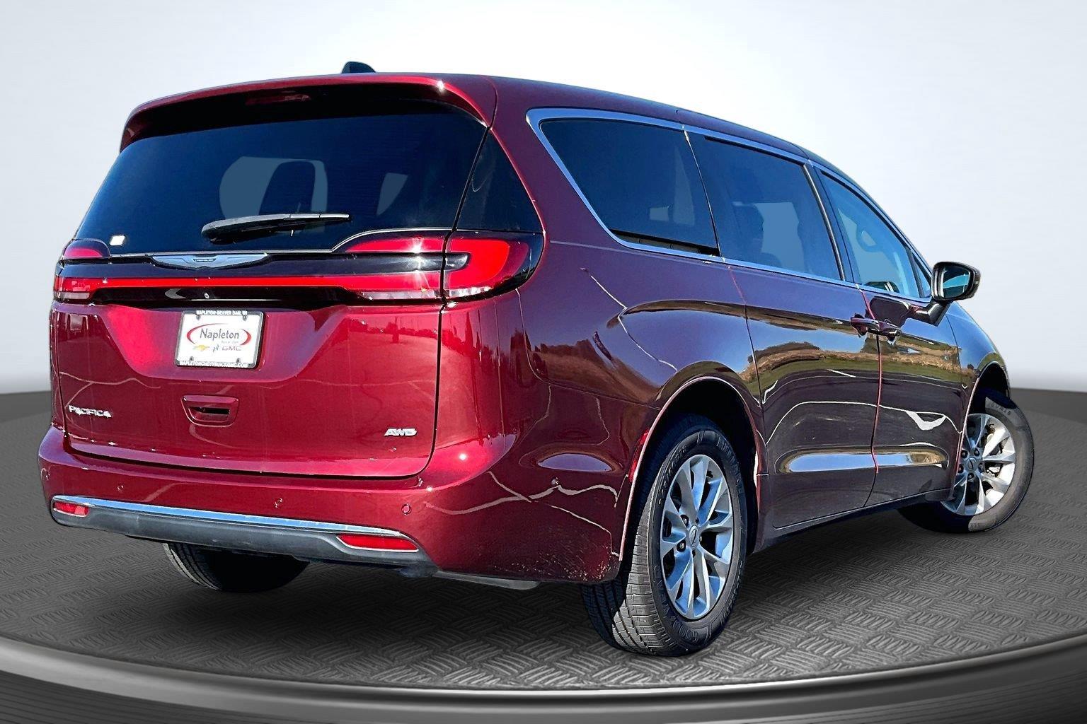 Used 2023 Chrysler Pacifica - photo 2