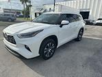 Used 2021 Toyota Highlander XLE for sale #D530587 - photo 3