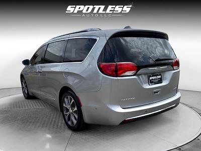 2017 Chrysler Pacifica FWD Minivan for sale #27166 - photo 2