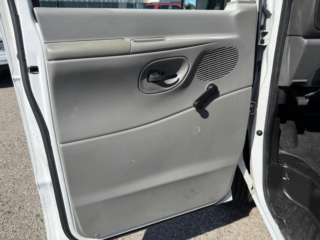 Used 2008 Ford E-350 - photo 17