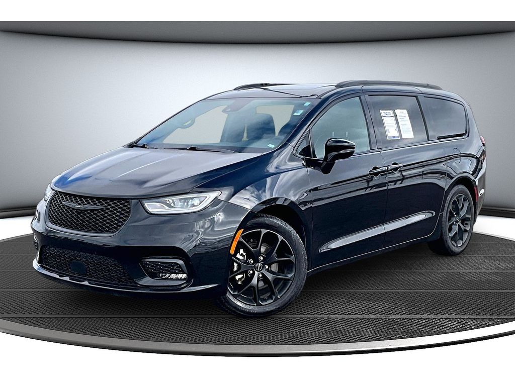 Used 2025 Chrysler Pacifica - photo 1