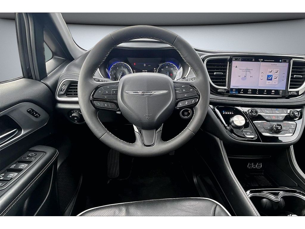 Used 2025 Chrysler Pacifica - photo 8