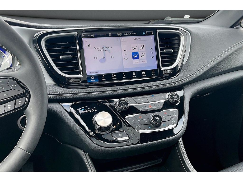 Used 2025 Chrysler Pacifica - photo 9