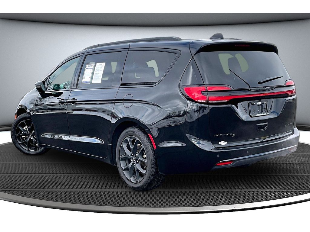 Used 2025 Chrysler Pacifica - photo 2
