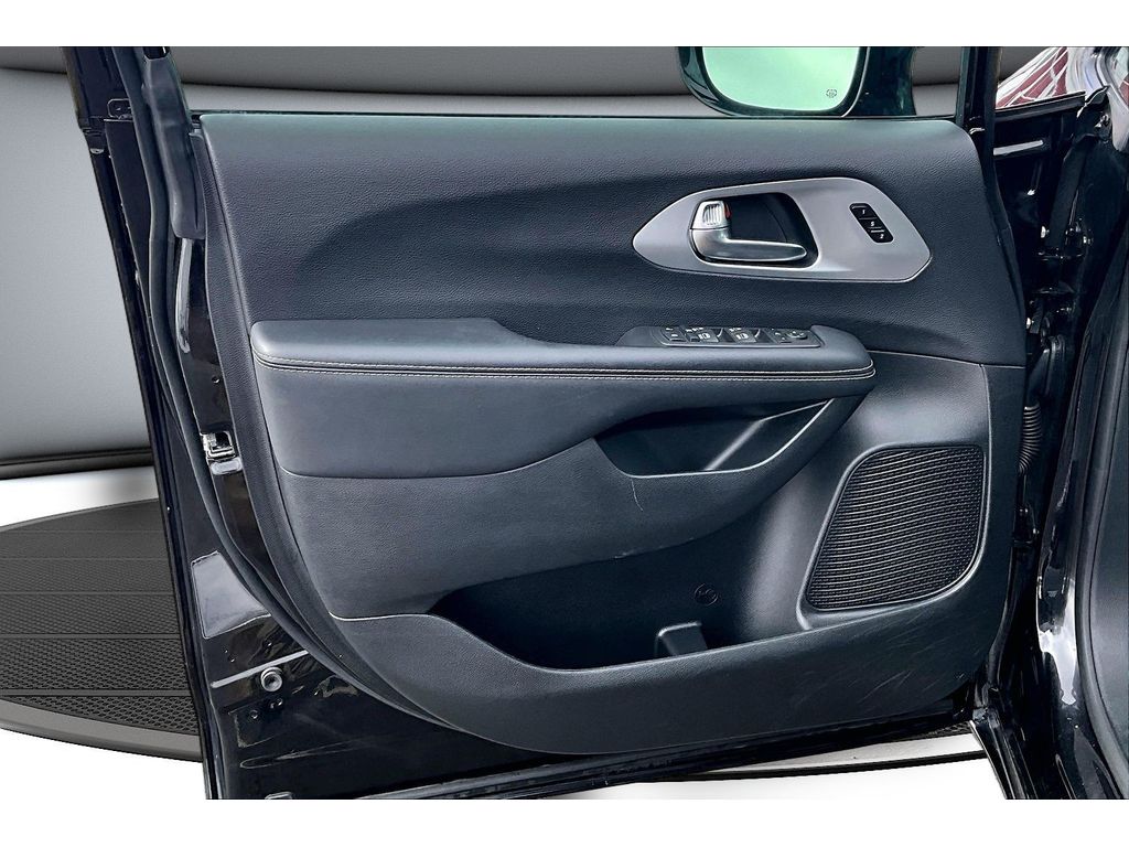 Used 2025 Chrysler Pacifica - photo 25