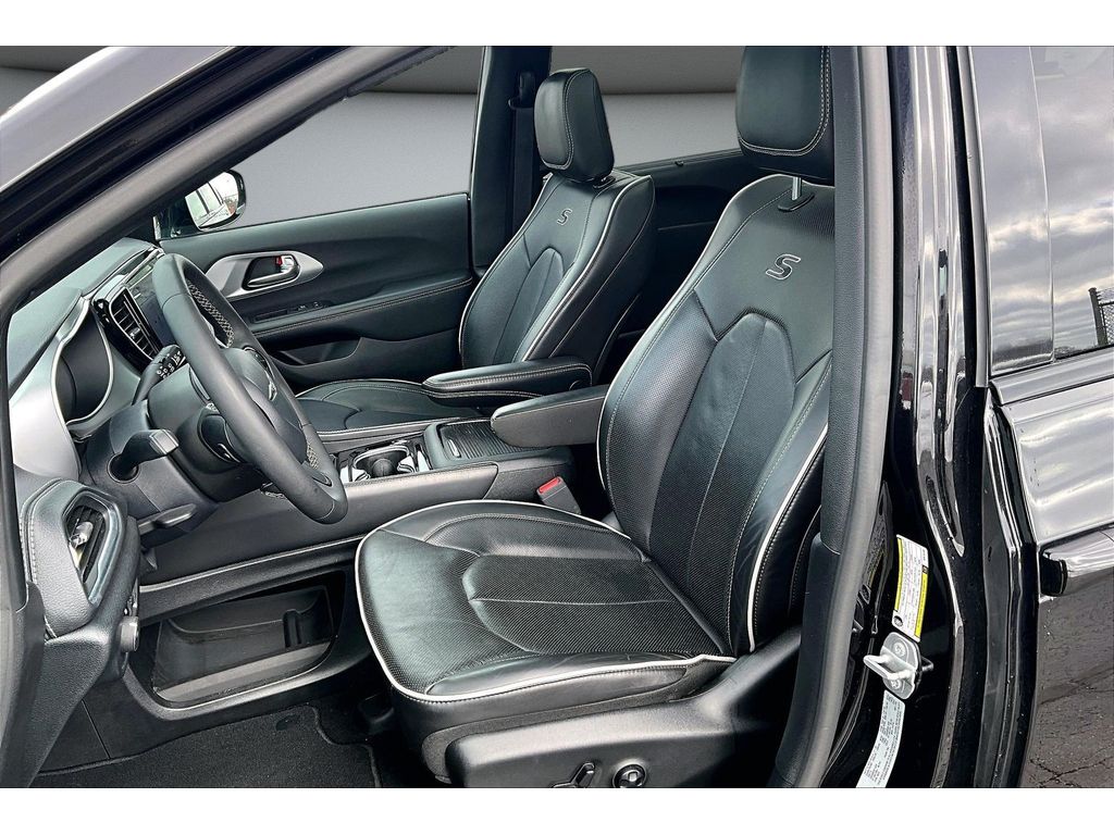 Used 2025 Chrysler Pacifica - photo 27