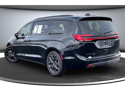 Used 2025 Chrysler Pacifica - photo 1