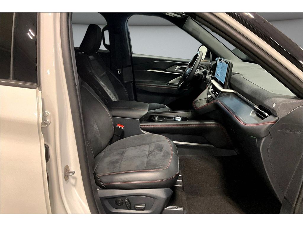 Used 2025 Ford Explorer - photo 9