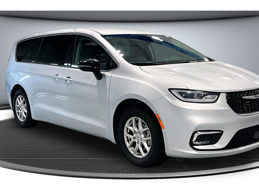 Used 2024 Chrysler Pacifica - photo 2