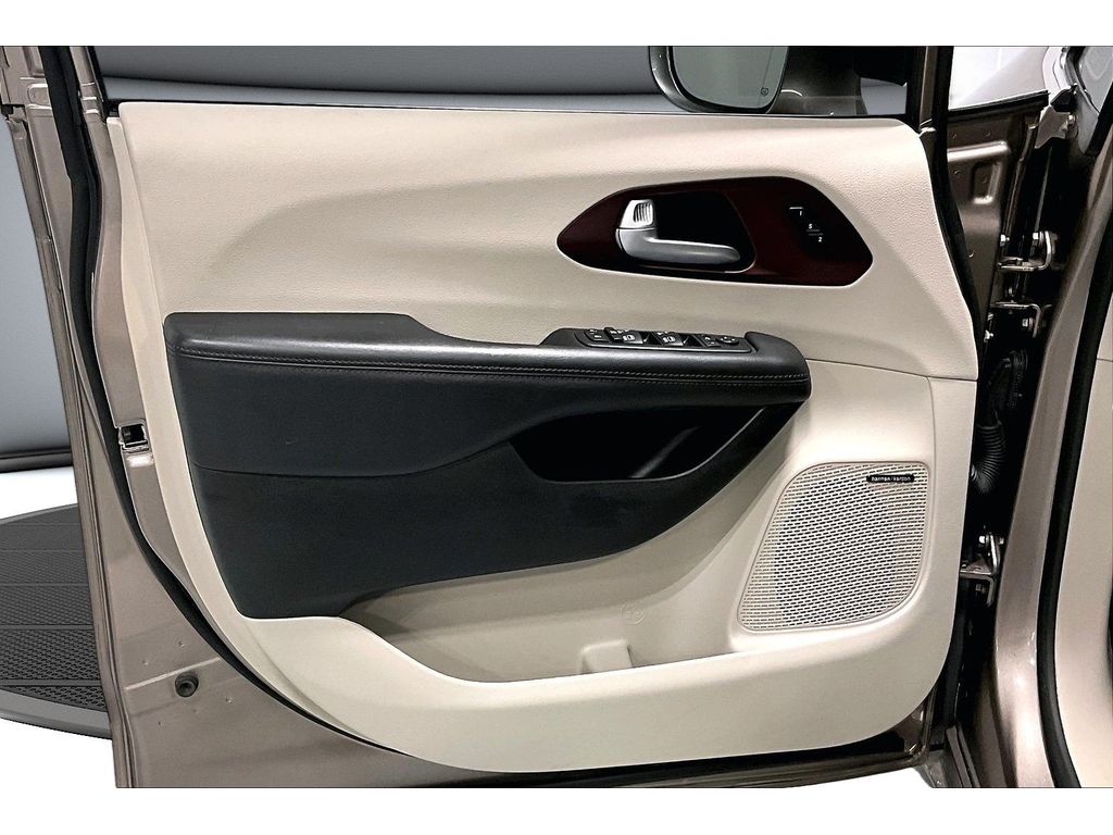 Used 2017 Chrysler Pacifica - photo 21