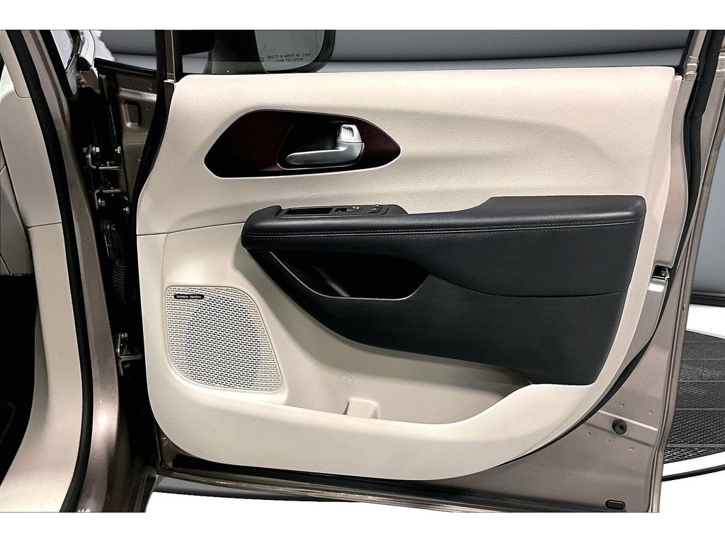 Used 2017 Chrysler Pacifica - photo 22