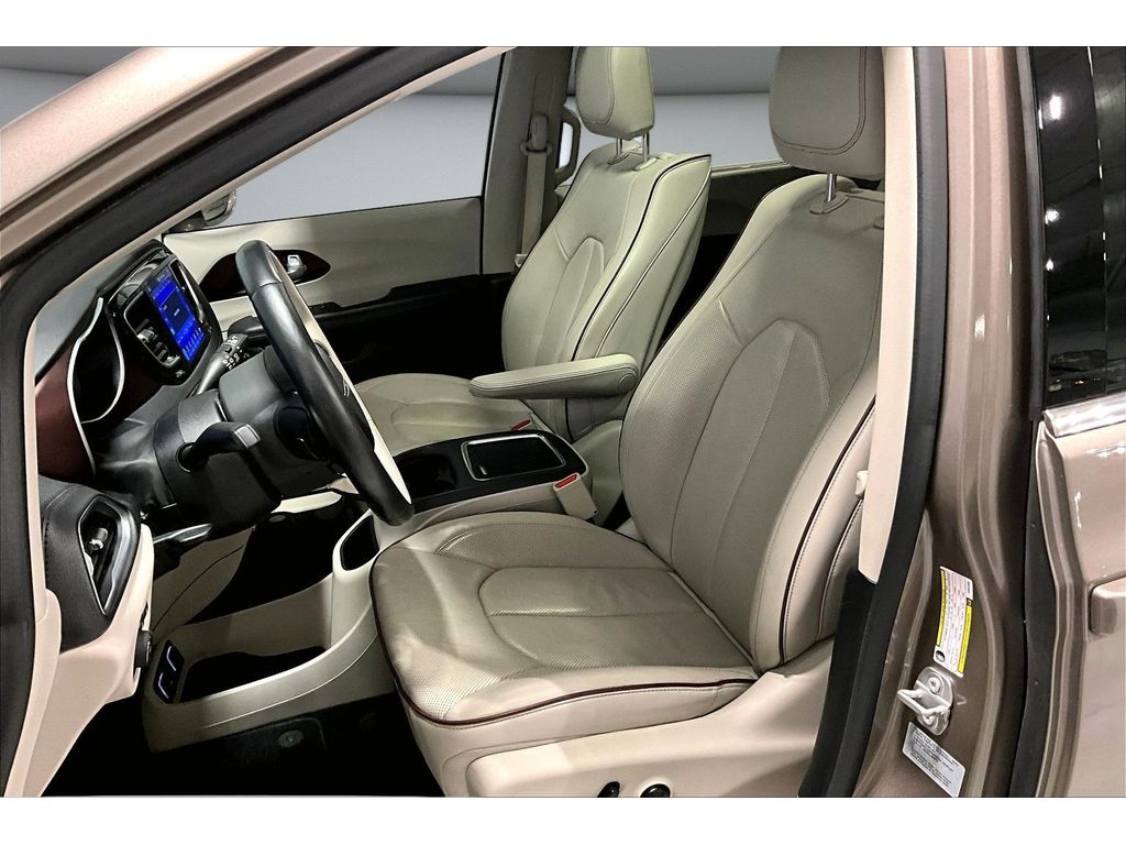 Used 2017 Chrysler Pacifica - photo 23