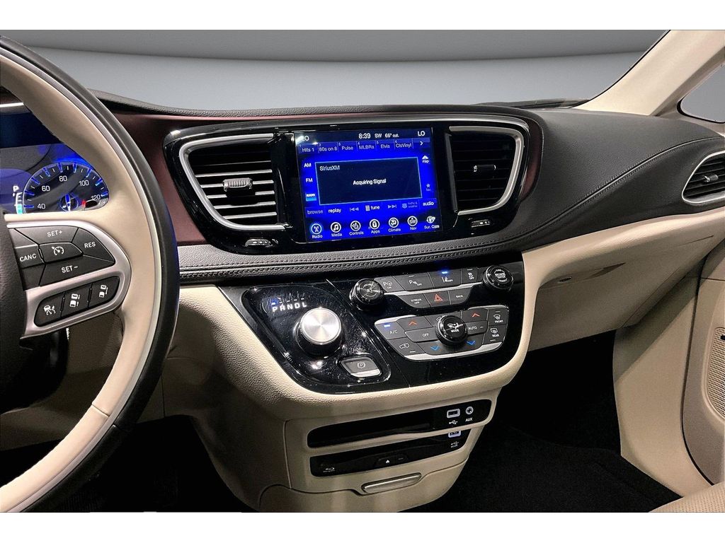 Used 2017 Chrysler Pacifica - photo 2