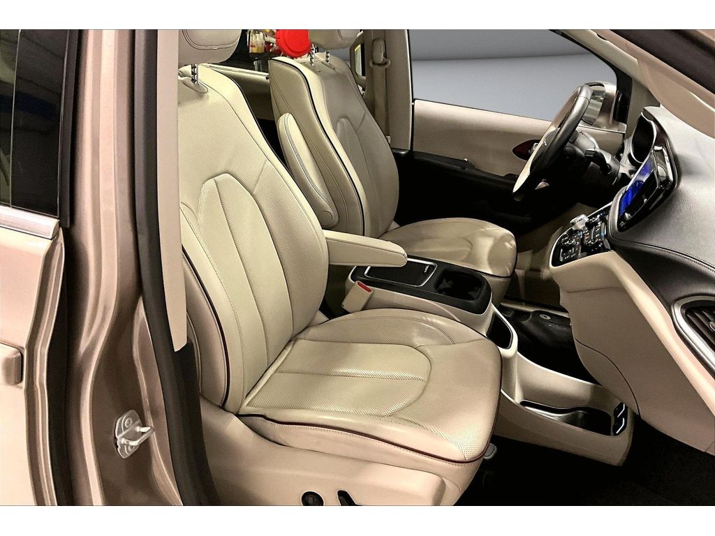 Used 2017 Chrysler Pacifica - photo 5