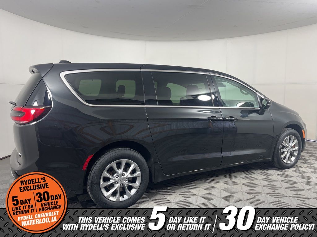 Used 2023 Chrysler Pacifica - photo 6