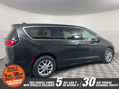 Used 2023 Chrysler Pacifica - photo 1