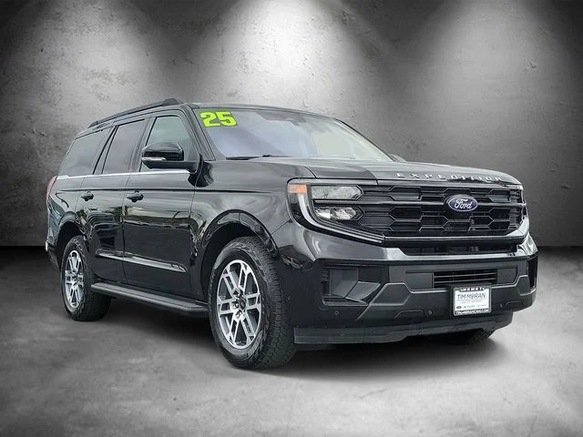 Used 2025 Ford Expedition - photo 2