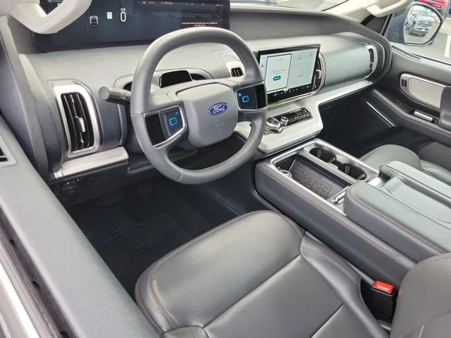 Used 2025 Ford Expedition - photo 8
