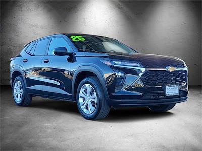 Used 2025 Chevrolet Trax - photo 1