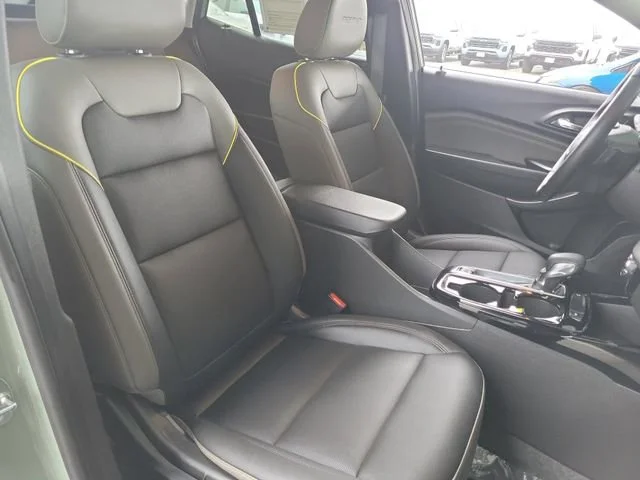 Used 2025 Chevrolet Trax - photo 23