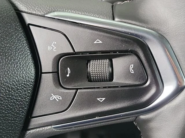 Used 2025 Chevrolet Trax - photo 9