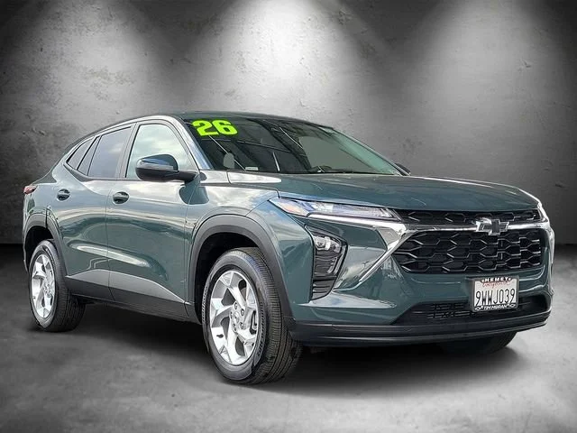 Used 2026 Chevrolet Trax - photo 2