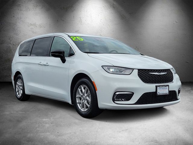 Used 2025 Chrysler Pacifica - photo 2