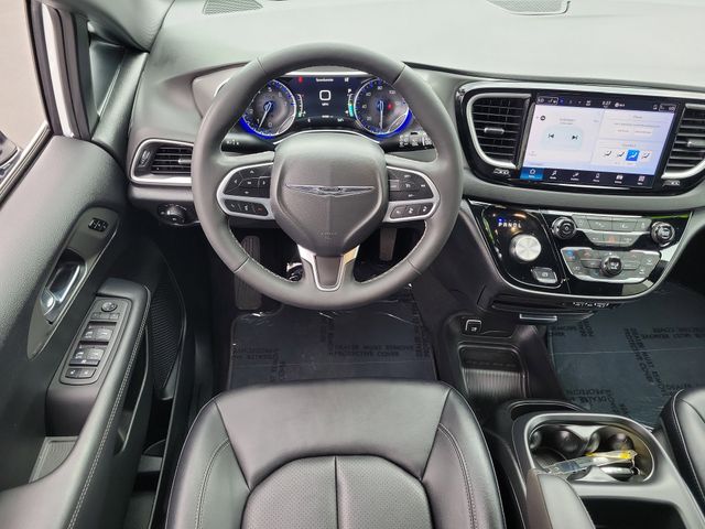Used 2025 Chrysler Pacifica - photo 9