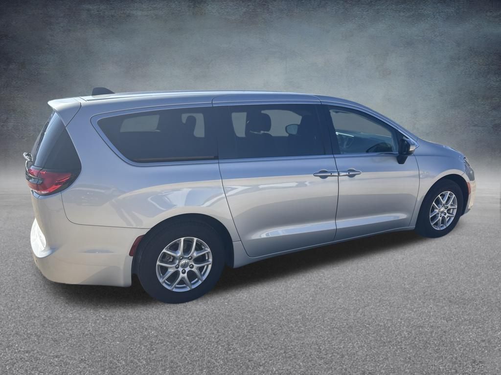 Used 2023 Chrysler Pacifica - photo 7