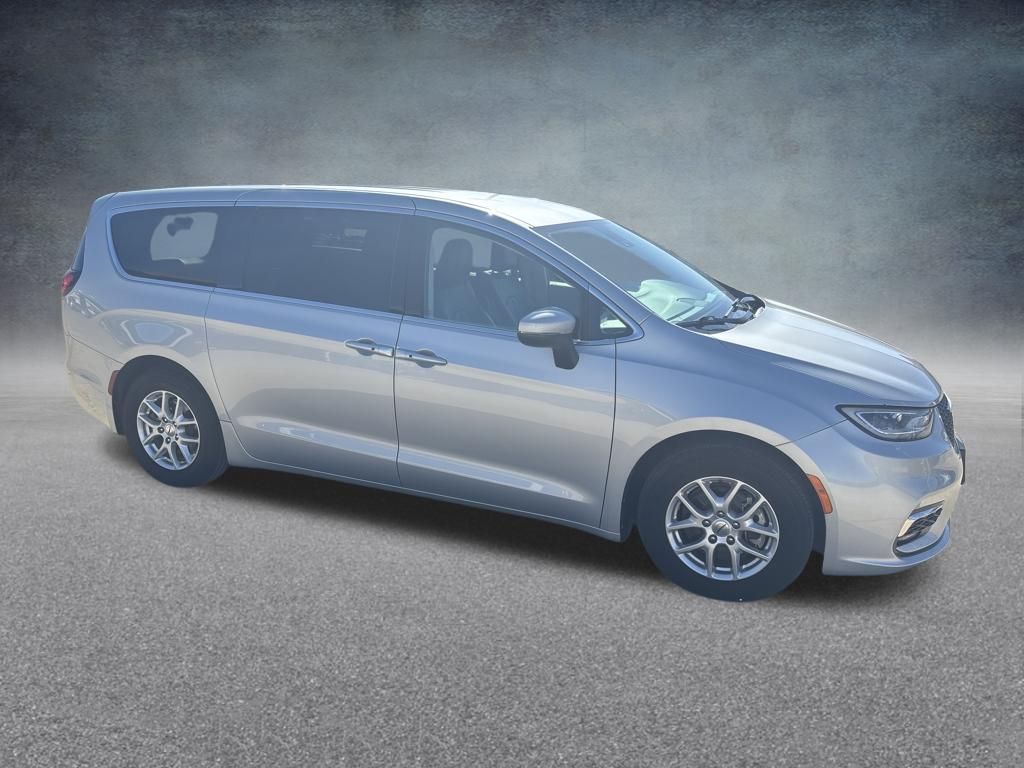 Used 2023 Chrysler Pacifica - photo 9