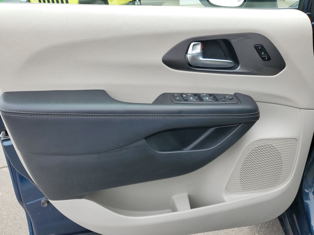 Used 2023 Chrysler Pacifica - photo 16