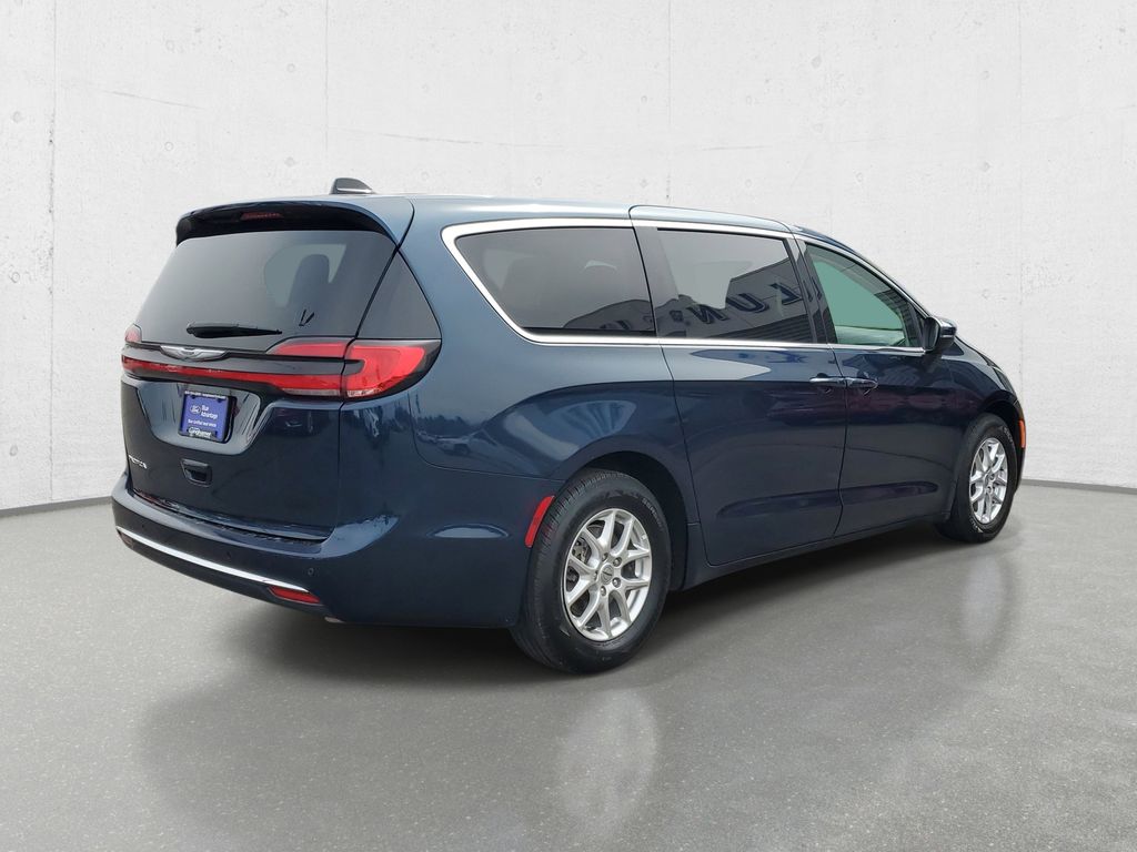 Used 2023 Chrysler Pacifica - photo 2