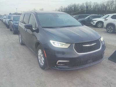 Used 2023 Chrysler Pacifica - photo 1