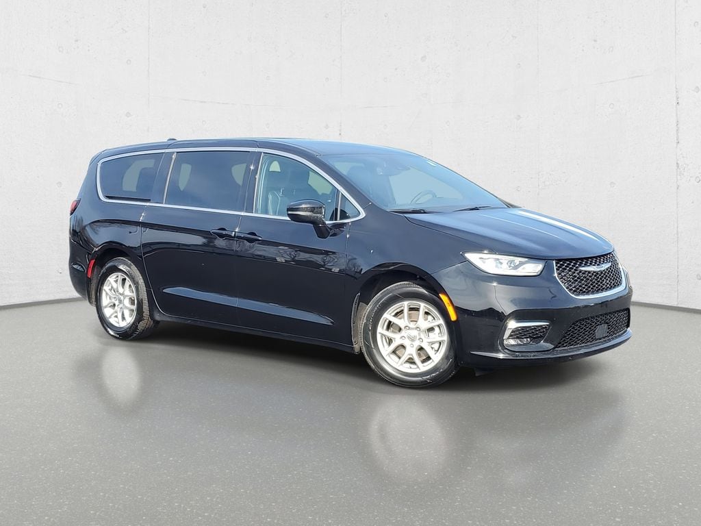 Used 2025 Chrysler Pacifica - photo 6