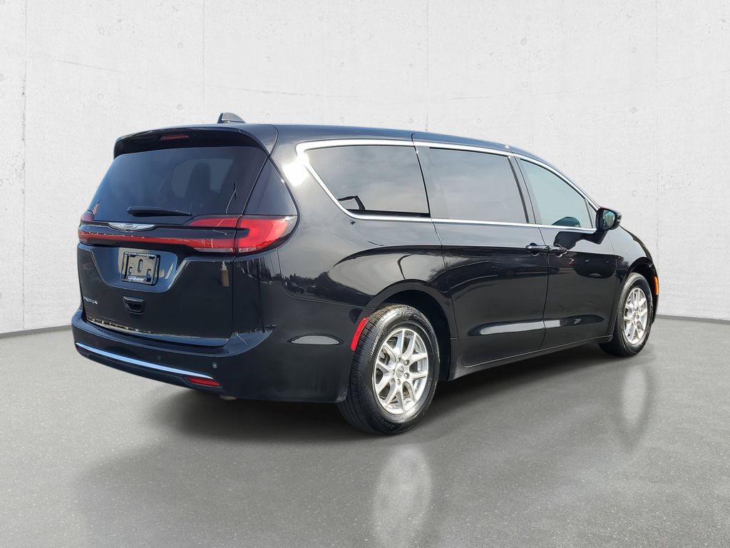 Used 2025 Chrysler Pacifica - photo 2