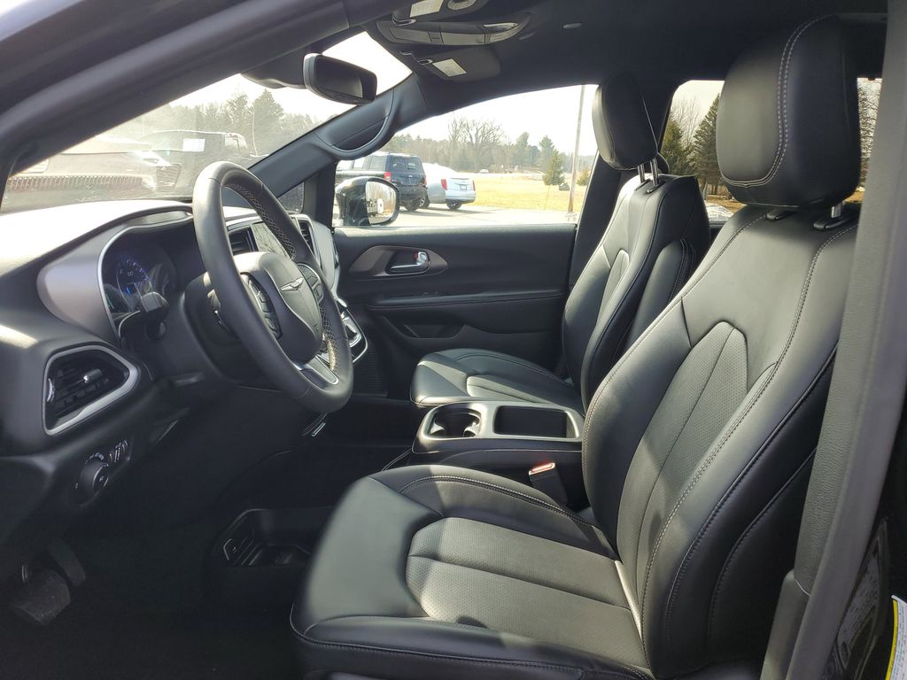 Used 2025 Chrysler Pacifica - photo 11