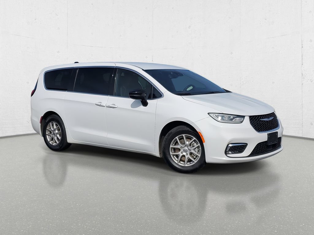 Used 2025 Chrysler Pacifica - photo 6