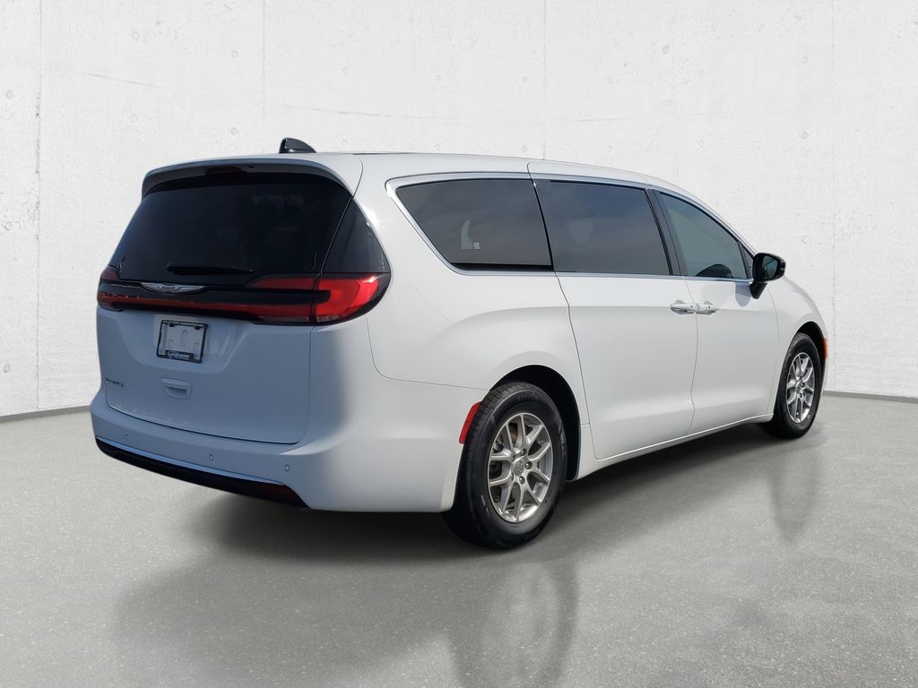 Used 2025 Chrysler Pacifica - photo 2