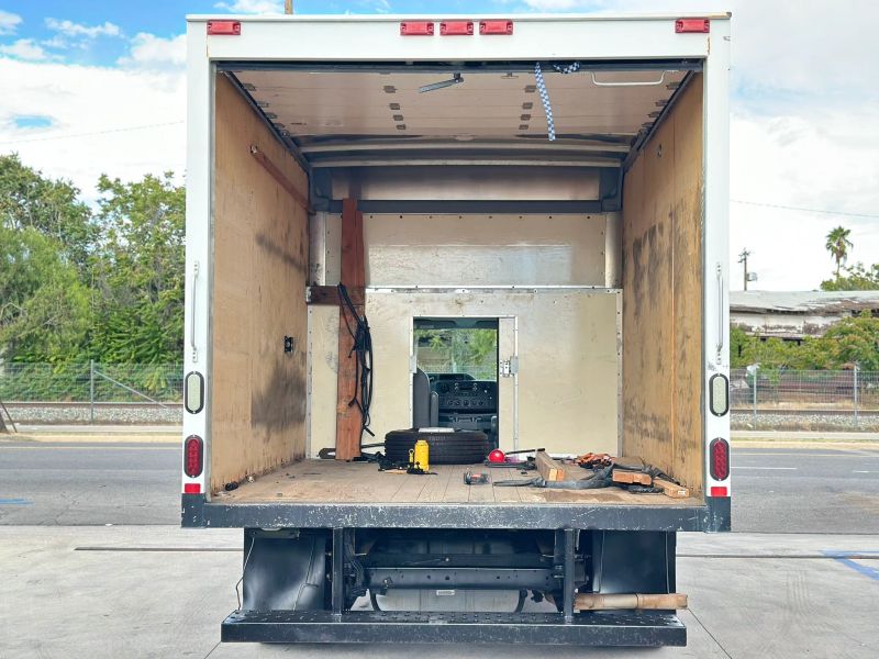 Used 2016 Ford E-350 - photo 2