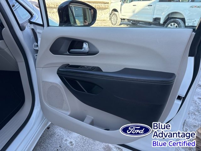 Used 2024 Chrysler Pacifica - photo 32